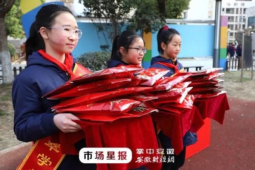 合肥市翡翠学校学生开学典礼上抽中红包礼券和校长共进午餐、漫步校园