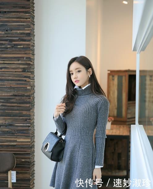 蓝灰色|孙允珠高清美图:麻纹高领蓝灰色甜美针织裙!