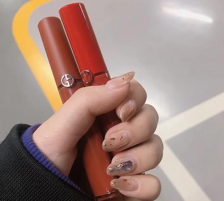 放手你的阿玛尼405吧！这4支新款色号才是2019阿玛尼盛行色