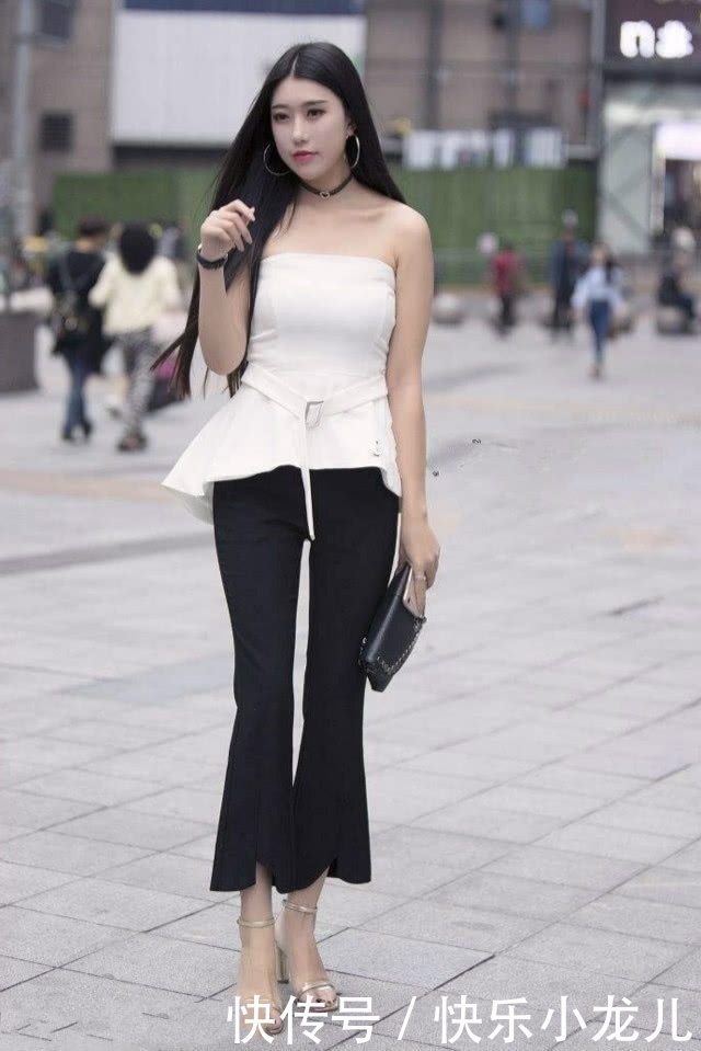 路人街拍，美女穿着一件黑色的打底衫，将修身进行到底