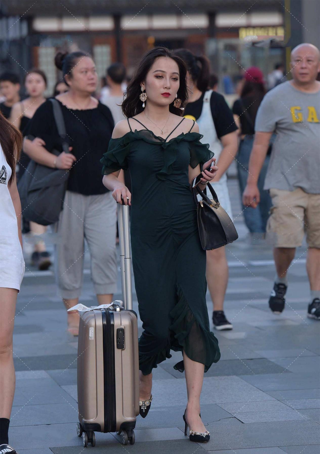版型|想要穿出气质风,选择深色连衣裙,气质搭配小技巧分享给你