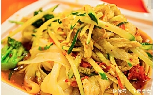 做凉皮时,别只会用面粉,换成“它”,柔软筋道又美味