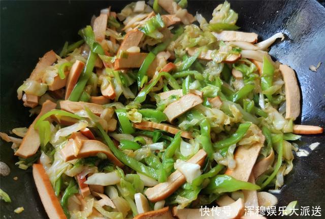 家常|夏季时令快手小炒,包菜新炒法,简单又好吃,家常做法开胃下饭
