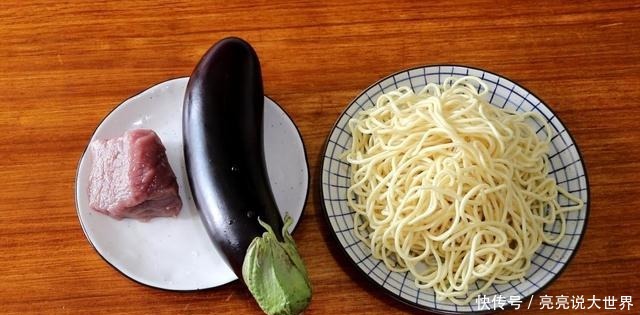 1根茄子,一块猪肉,这是茄子肉末焖面的做法,真好吃