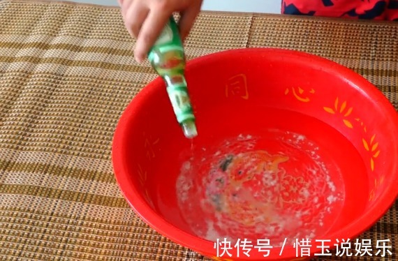 花露水|凉席一月不洗螨虫成窝，教你一个土方法，以后都不会生螨虫