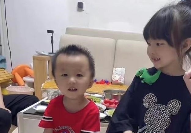 快乐的童年|悦悦因想念许敏委屈大哭,田静一旁耐心安慰,孩子的感情最真实