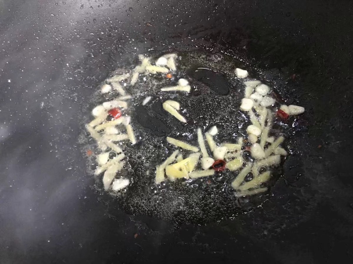 东北人都爱吃的一道菜，白菜腐皮炖五花肉，鲜美下饭真好吃