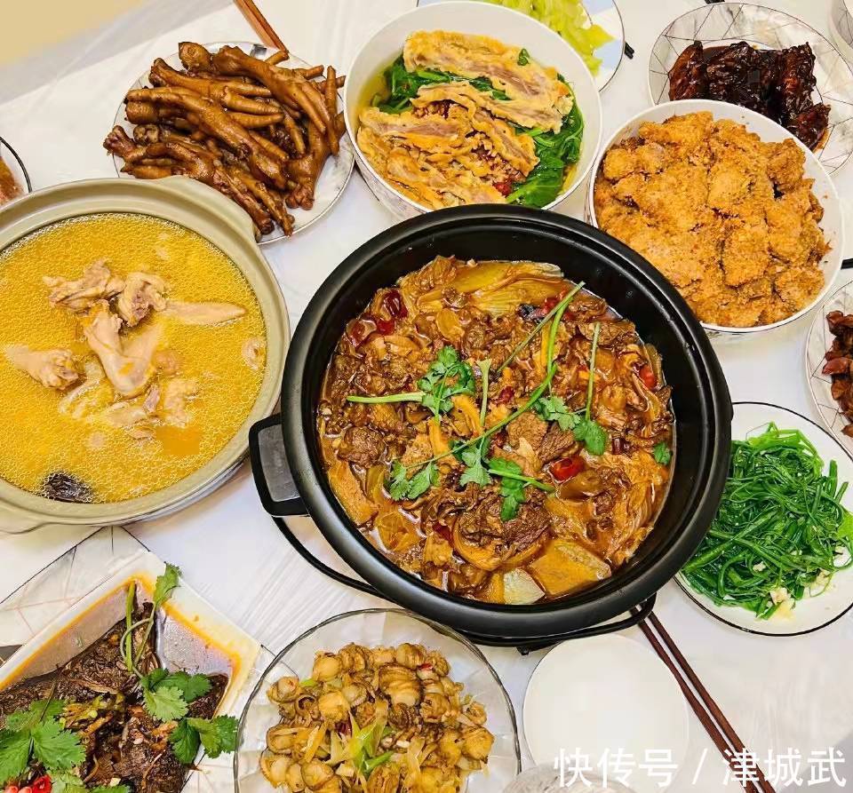 明星晒年夜饭:张艺兴丰盛,肖战下饭,于正太豪华,岳云鹏接地气