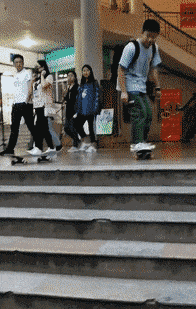 |搞笑GIF:日防夜防闺蜜难防