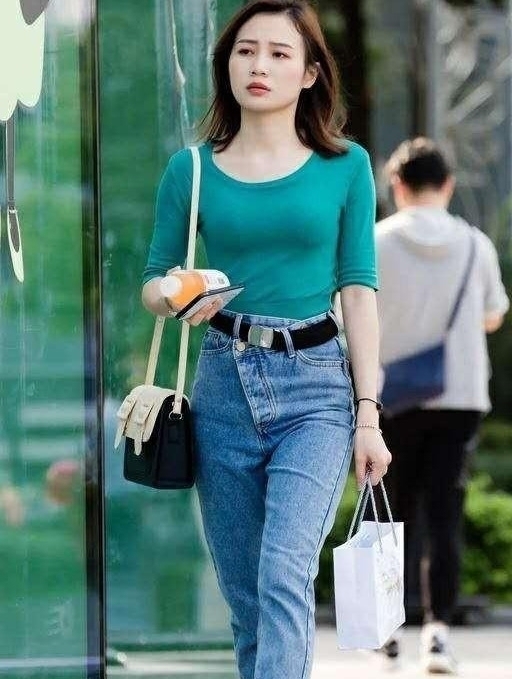 T恤 高冷女神休闲穿搭,五分袖T恤+复古牛仔裤,看不出30岁了吧