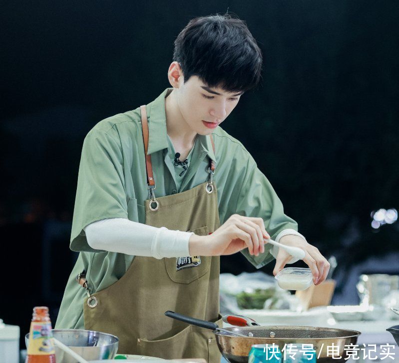 廚房|《中餐廳》廚房房頂坍塌后，龔俊因地滑摔倒，安全隱患令人擔憂