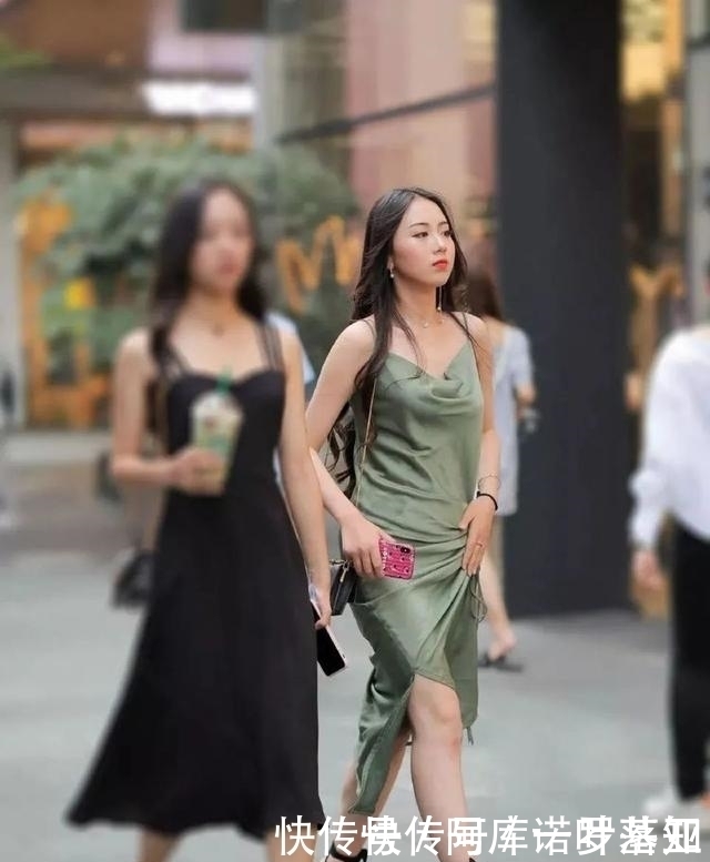 藏青色连衣裙搭配绑带高跟鞋，简约时尚，自信