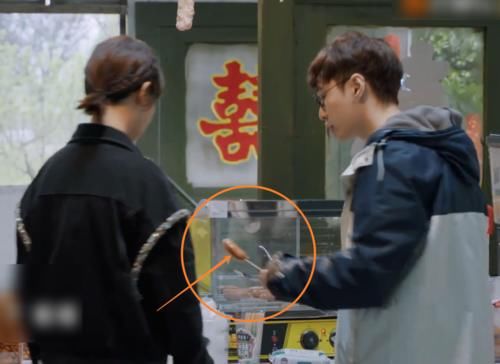 试吃|杨紫为吃烤肠打“欠条”,本以为她只带走一根,结果让观众看傻眼