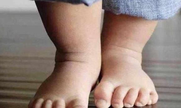 老人|夏天带娃，别轻信老人的4个经验之谈，看似对孩子好，实则坑娃！