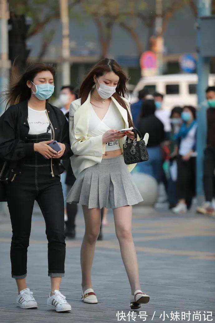 百褶裙|街拍:西装搭配浅灰色百褶裙,既漂亮又充满青春活力