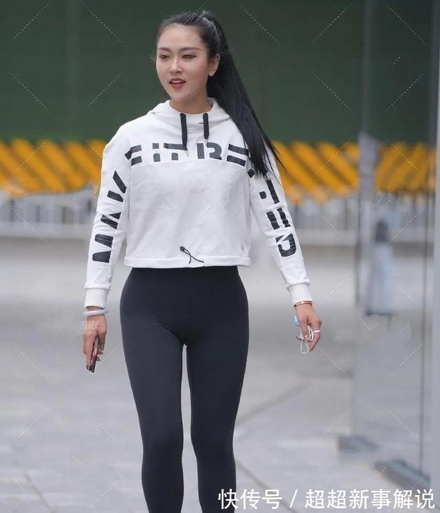 搭配 时尚俏皮的瑜伽裤穿搭凸显优雅态度，时尚简约不失优雅，成熟稳重