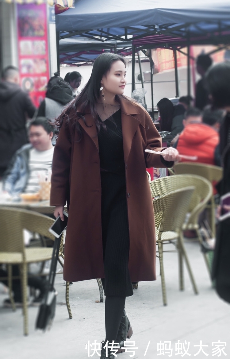 好看|街拍:美女有一对小虎牙,笑得真好看,充满灵动俏皮的感觉!