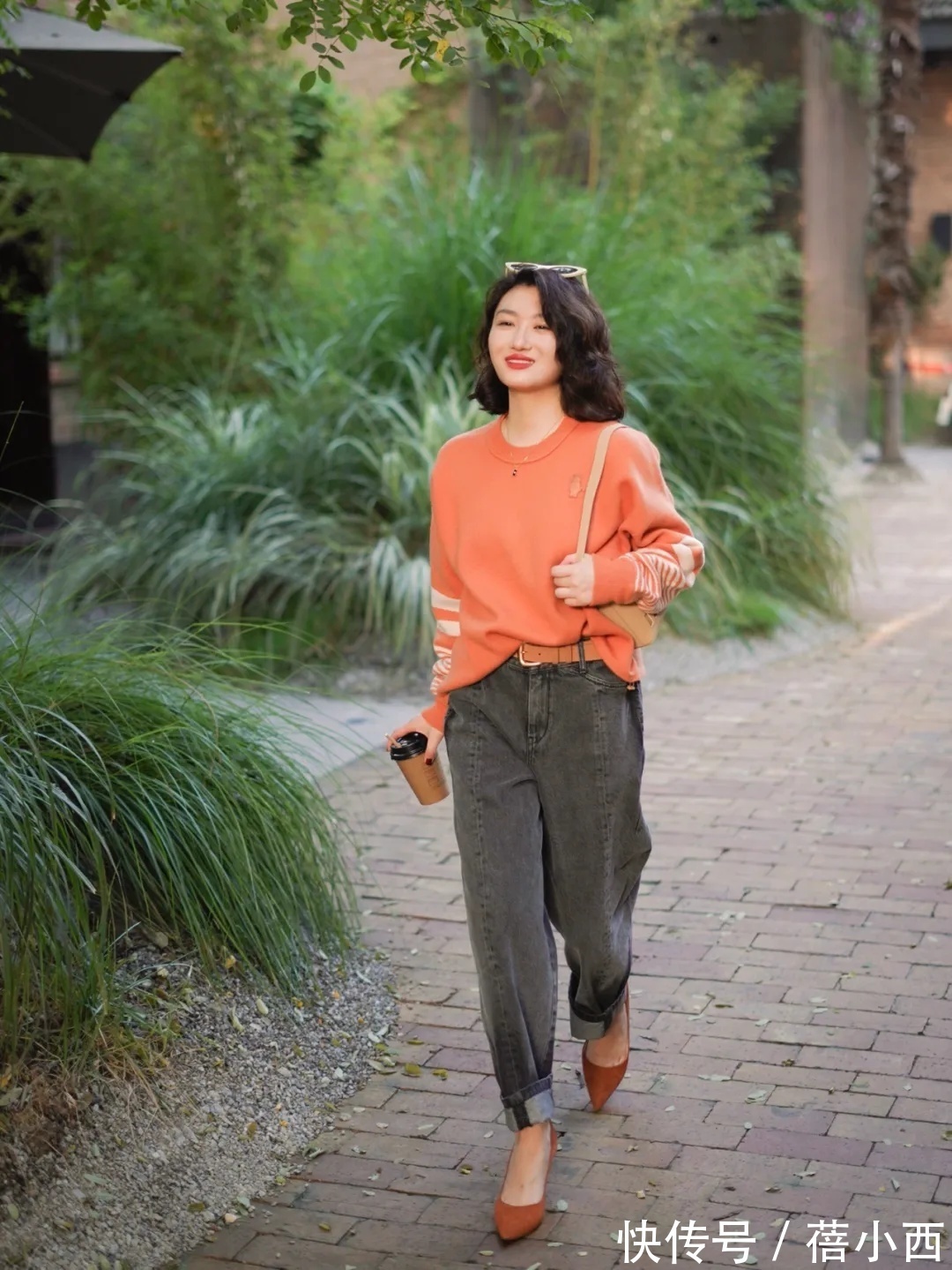 保暖|秋天怎样穿才保暖又时髦?搭配公式“毛衣+牛仔裤”,简约又高级