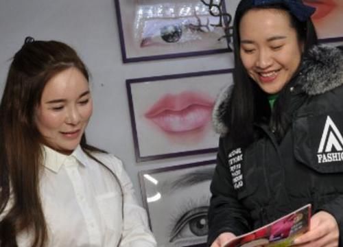 为啥“纹眉”的女人变少了？纹眉师说出“实情”，庆幸没跟风乱纹