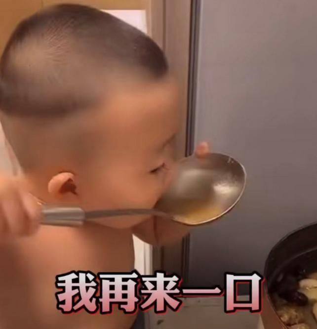 男孩儿|吃货宝宝半夜跑厨房偷吃,被妈妈逮到还一脸淡定,惯犯无疑了