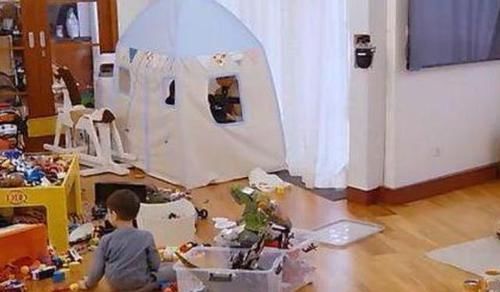 嗯哼 同样家有萌娃,看看霍思燕的客厅,再看看应采儿的,差距一览无余