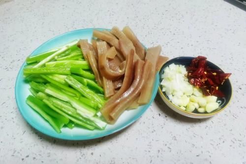 猪皮|秋季，吃鸡鸭鱼肉不如吃它，蛋白质含量极高，加料简单一炒，好吃