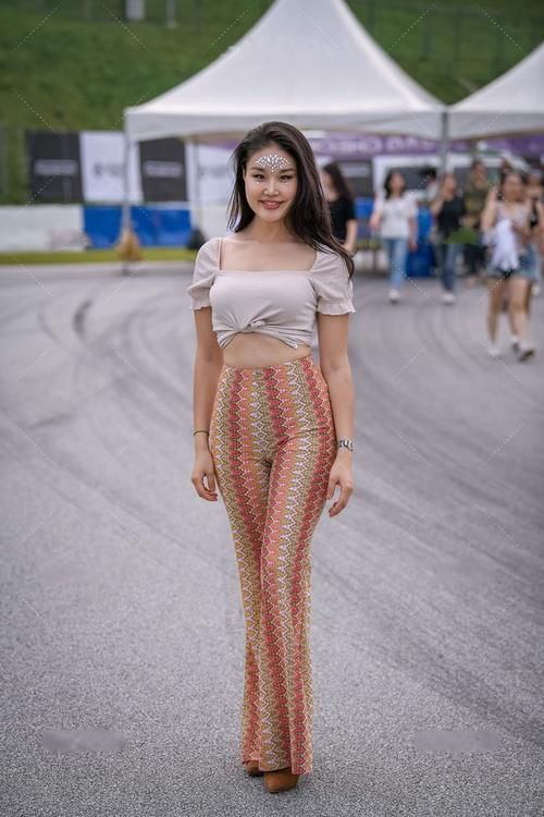 花色阔腿裤穿出不同的风情，华丽典雅