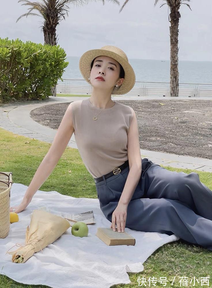 线条|女人无论年纪多大,秋天穿衣没灵感就选“毛衣”,这些技巧够你用