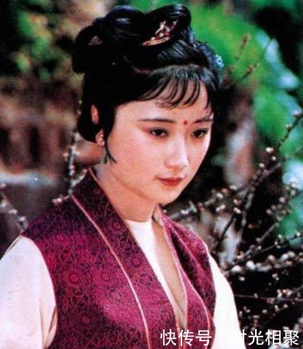 香菱住进大观园逐一拜访贾府主子,暗指薛家客居贾府的尴尬