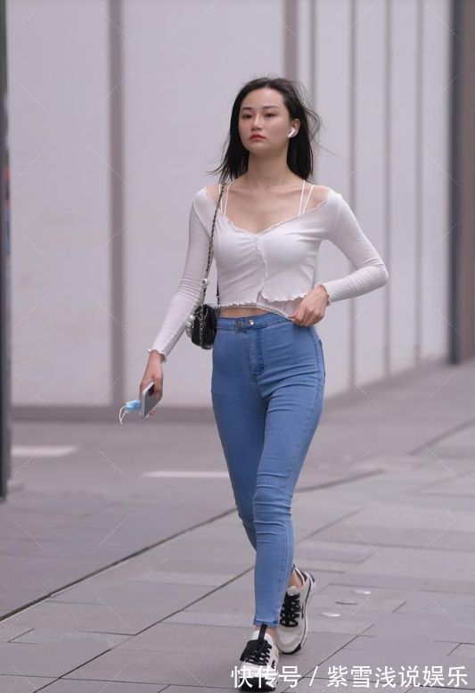 小姐姐 美女脚上穿着一双透明的高跟凉鞋,显得十分时尚,带着淡淡的性感