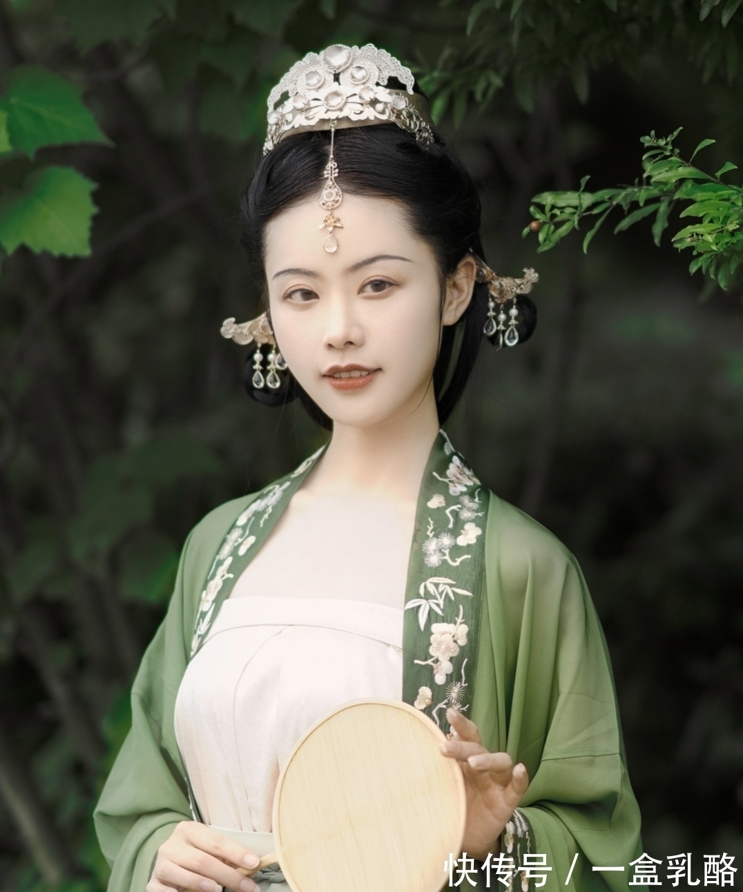 梦酣@五言格律与七言格律:化露凝烟君不见,雍容无愧向瑶坛