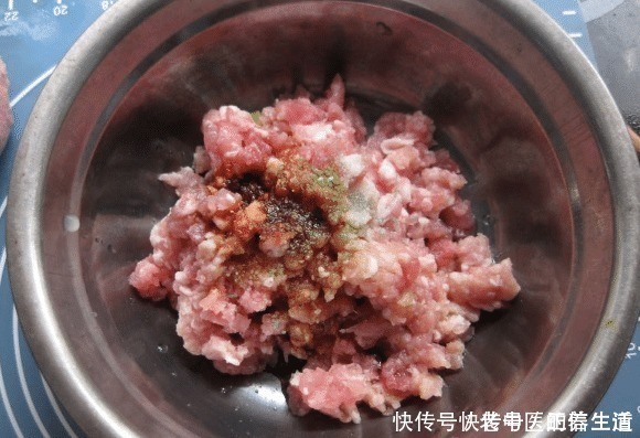 更香|调肉馅时,只会放油可不行,掌握3点窍门,饺子鲜嫩多汁,香