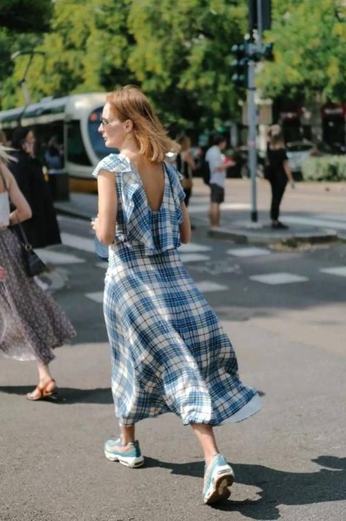 仙女裙+运动鞋=今年最潮穿法，不挑年纪不挑身材，谁穿谁好看