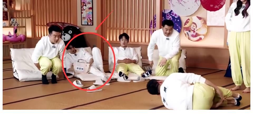 奔跑吧9|《奔跑吧9》嘉宾再引争议，玩游戏耍赖不尊重人，录节目玩手机令人不满