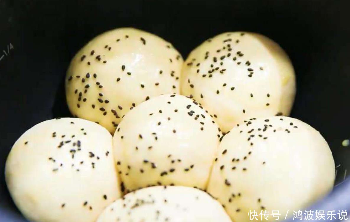 朋友们|电饭煲蛋糕做完了,咱再来做电饭煲面包,蓬松柔软还拉丝,太香了