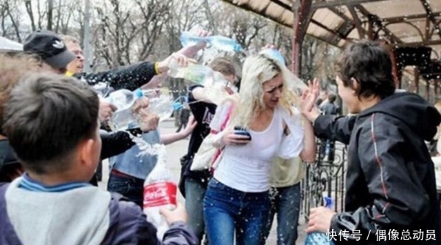 低薪|乌克兰泼水节到底有多好玩呢?男生竟然可以随意围攻女生!