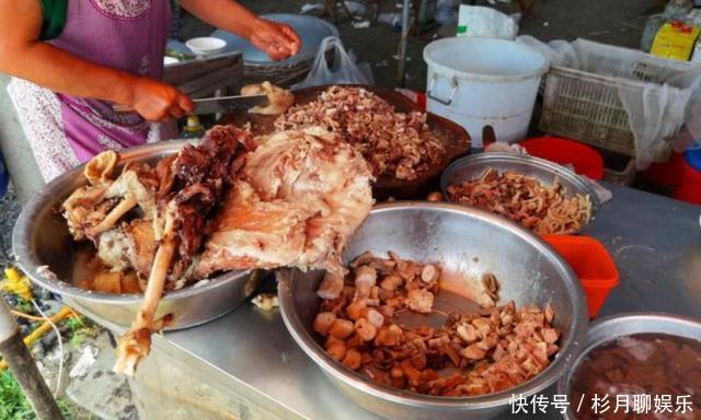 摆摊|六旬老夫妻摆摊卖小吃,20元一碗没人嫌贵,老顾客就认这个味!