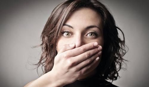 早上睡醒后，嘴里口臭、发苦、发甜、发酸，分别是什么原因？