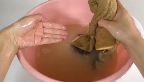 不管毛巾多脏多黄,在水里滴几滴,洗完的毛巾又软又干净