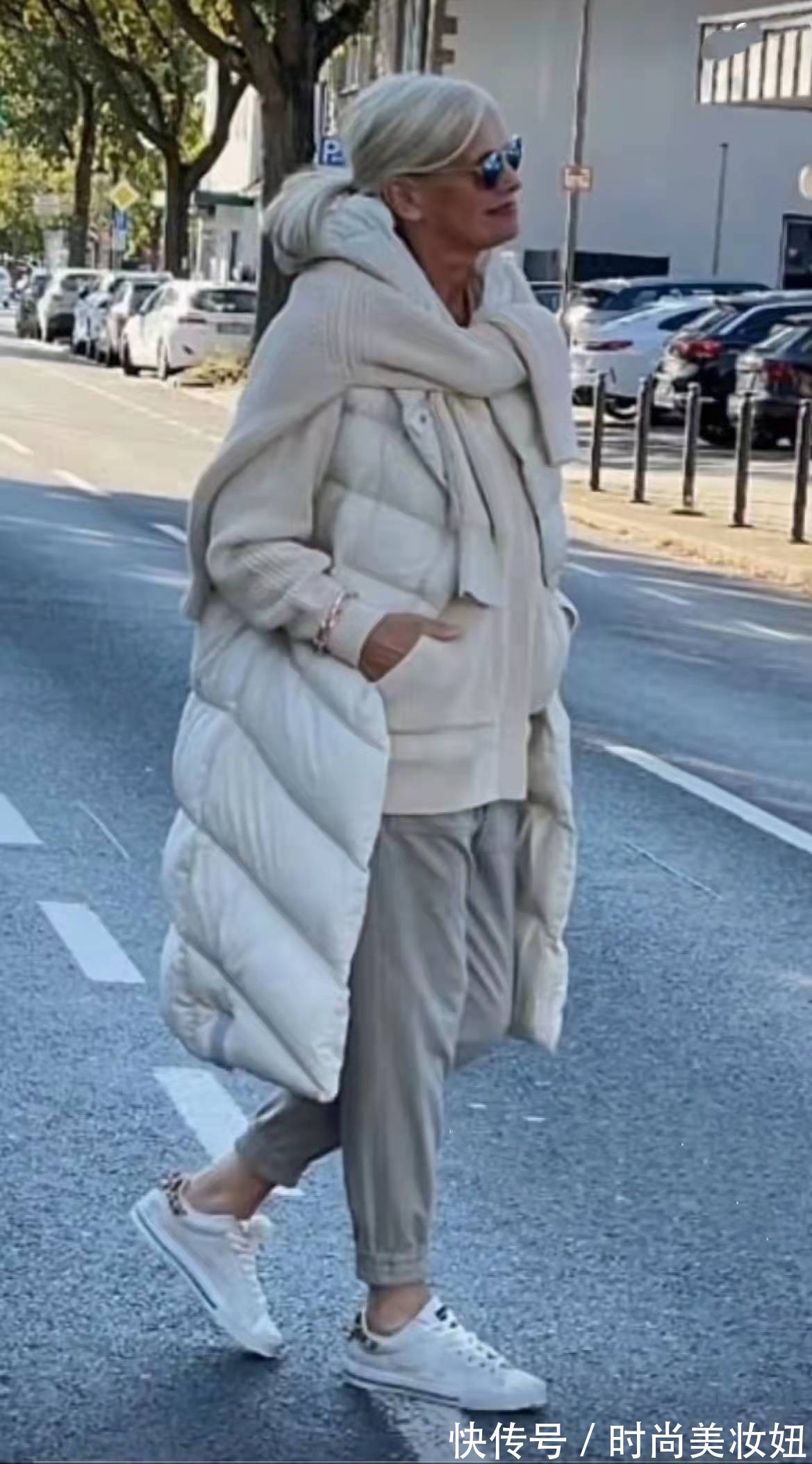 这位60岁老人太会穿了,简约大气又洋气,靠穿搭年轻了10岁
