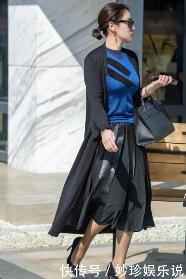 贵妇为了展现高贵优雅的气质,大热天的穿皮裙子,太拼了吧