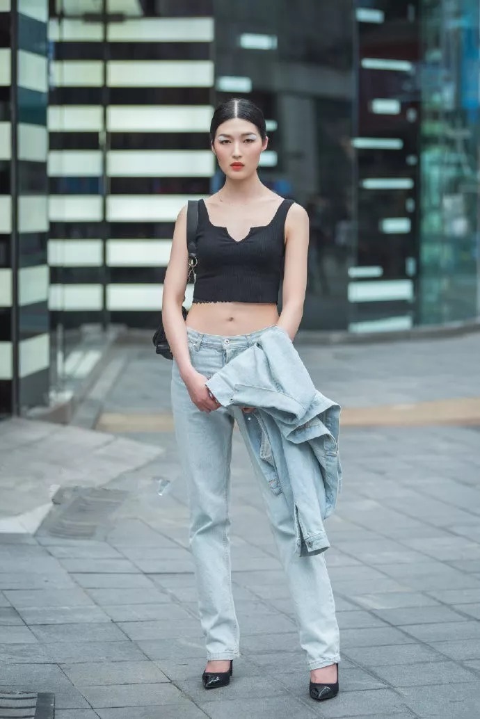 街拍：高跟鞋优雅时尚，女生穿上去更有女人味