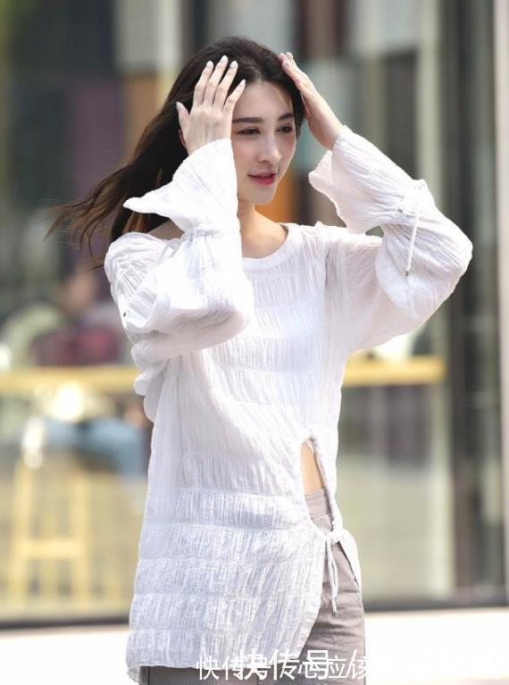 街拍|街拍气质清秀的时尚小姐姐,搭配舒适的休闲衫,时尚大方