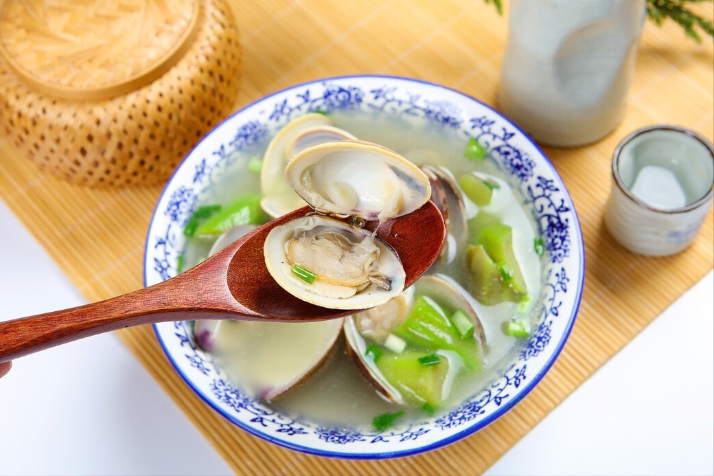 浸泡|做丝瓜汤,切记不要直接下锅,掌握这1步,汤鲜味美,颜色不变黑