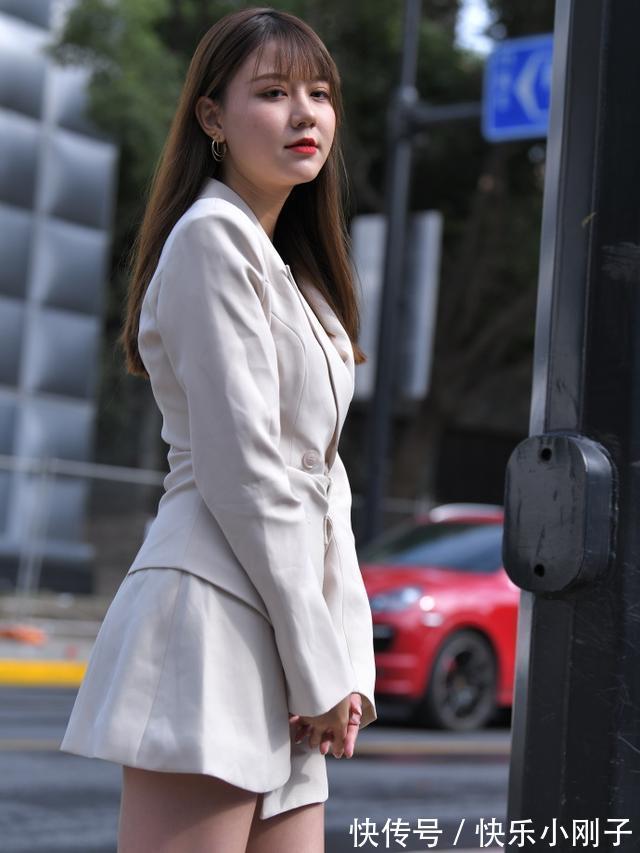 美女 连衣裙搭配高跟靴,休闲风十足,美女的穿搭干净利落又时尚