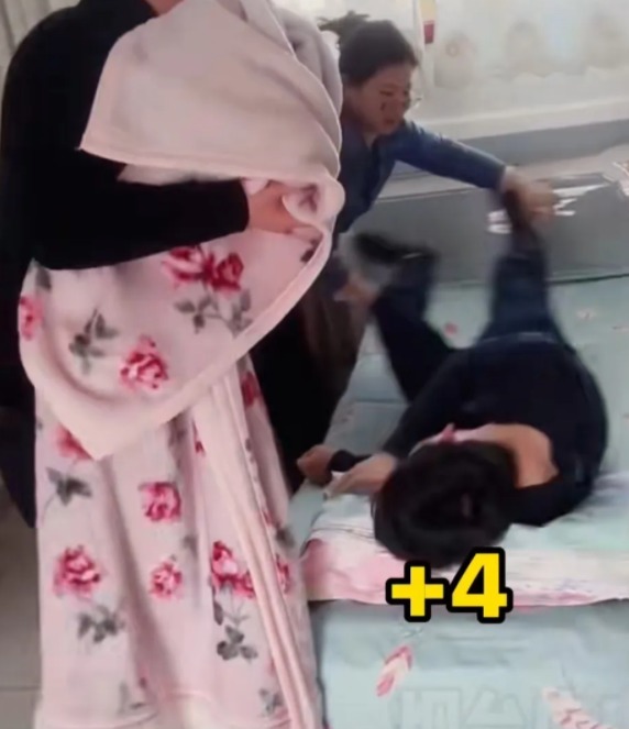 四个人$山东烟台新女婿回门,一桌亲戚全被喝倒,老丈人更是半天扒拉不醒