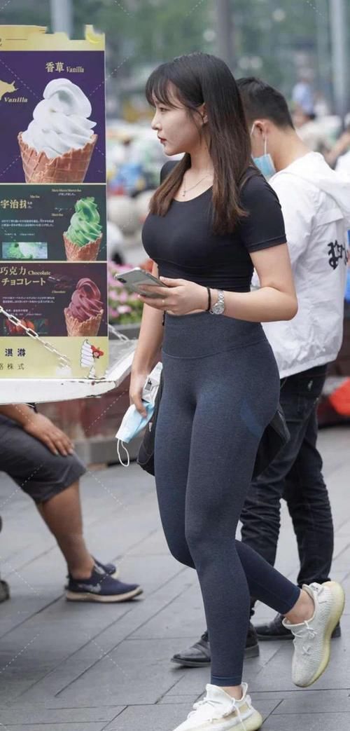 小姐姐|街拍:年轻靓丽的紧身打底裤美女,展现出婀娜多姿的风采!