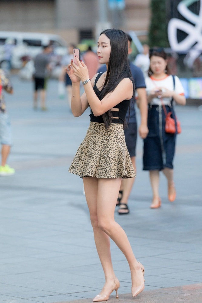 街拍:乌黑长发的小姐姐,一身短小精悍的穿搭前卫感十足