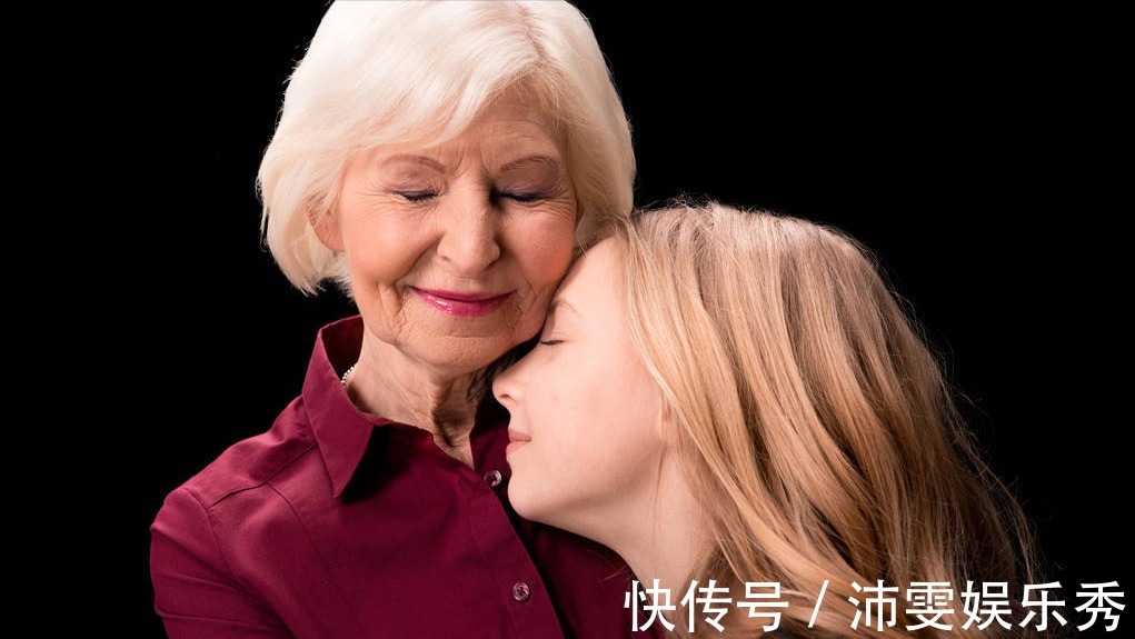 女儿|67岁母亲:在子女家各住了一个月后,我才明白了晚年该依靠谁