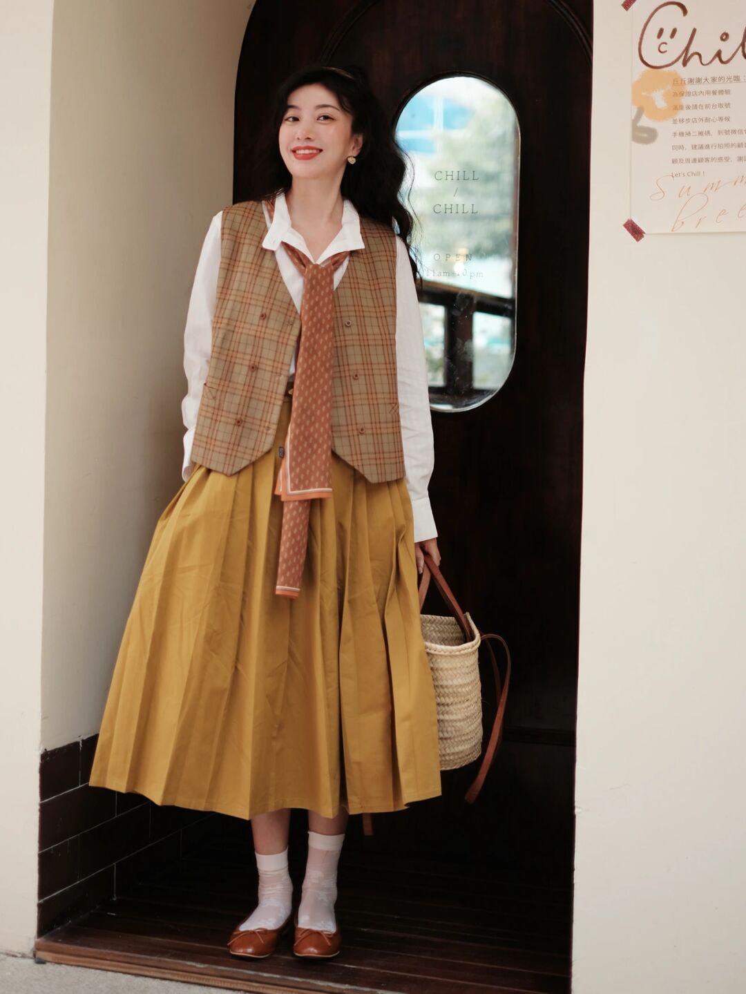 搭配 秋冬,复古风穿搭怎么搭?格子马甲+黄色半身裙,复古又时髦